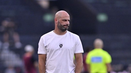 AVascainos's tweet photo. INVESTIDOR FALA E ALVO PARA TÉCNICO MUDA
Diante dos fatos que envolvem o Vasco e a insegurança do futuro do clube a curto prazo, a negociação com Franklin Carvalho não deve ser fechada. O clima não ficou bom entre os clubes e o Vasco já busca um novo nome e faz contatos com um treinador que estava na lista dos interessados. A informação que chega a nossa reportagem é de um técnico brasileiro desta vez.
Além do assunto treinador, outro tema importante é a manifestação de Marcos Lamacchia que deverá fazer um pronunciamento entre hoje e amanhã quando ratificará a posição de investimento somente com Pedrinho no Vasco. 
Logo mais no News, estes e outros detalhes.