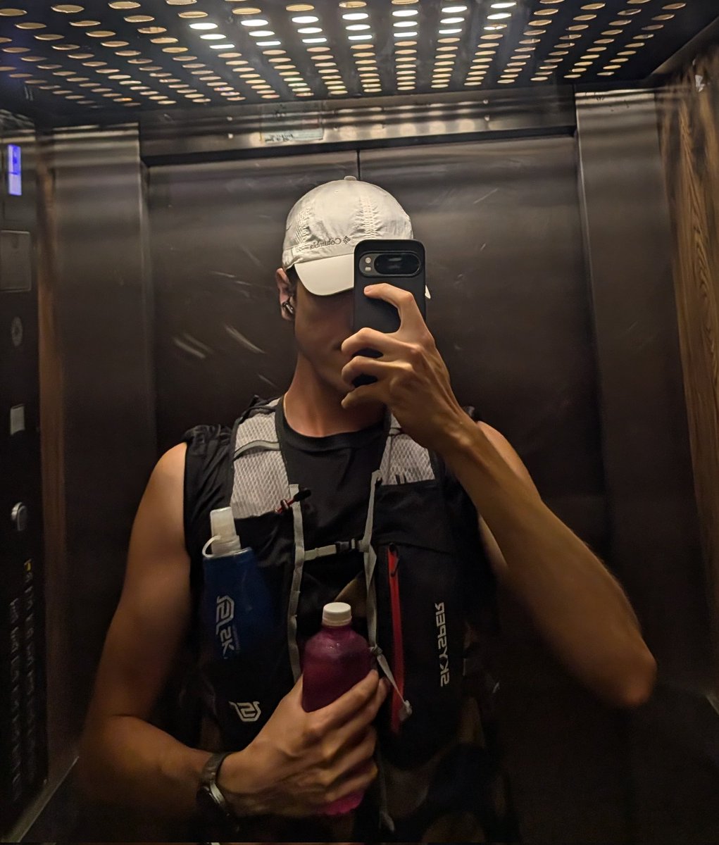 FarkasMurray's tweet photo. 2/4 ✅Segunda tirada de 25, empapado en sudor, estómago raro con los geles y tanta agua, cada km parece que cuesta el doble. Toca pensar una estrategia para la alimentación y los descansos caminando. Paso a paso! ✨ https://t.co/TOScO9av1u
