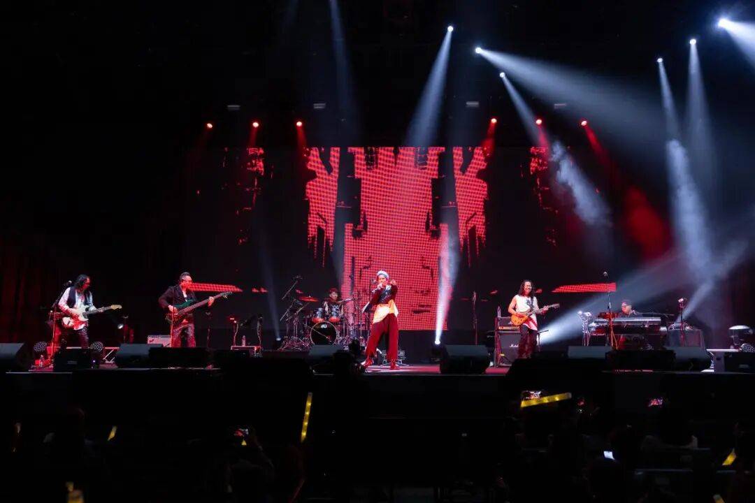BuckSarkshm5's tweet photo. Don’t miss tonight’s indie band live at the downtown venue! Raw vocals, tight drums u0026 killer vibes—grab your last-minute ticket now! https://t.co/G1DdXfojVA