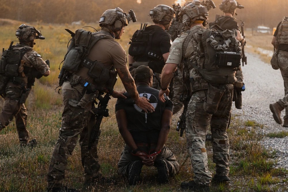 GS5913's tweet photo. Commander’s Interdiction Force executes high-speed raids during Radiant Shield
https://t.co/MB796Xdk66 https://t.co/9bDB2YLavt