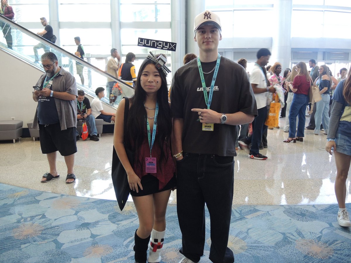 tsanaliee's tweet photo. met 2/3 of team emo at vidcon 👆#onlyasquid #yungy https://t.co/auq50SOOSH