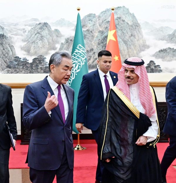 AboDantee's tweet photo. الزيارة السعودية اليوم الى الصين استثنائية لأنها تصادف الذكرى 10 لإقامة الشراكة الاستراتيجية الشاملة بين البلدين 

الغرب متخوفين فمثلًا Chatham House قالوا ان السعودية تتحوط وبدأت تميل للصين دبلوماسيا واقتصاديا

اللي ما يعرفونه ان السعودية اتجهت للصين وقضت فالتبادل التجاري بين البلدين نمى من 42 مليار دولار في 2016 الى 107 مليار دولار في 2024 والصين صارت أكبر شريك اقتصادي للسعودية

هالشي مهم لأن السعودية أساسًا جزء مما يسمى Global South وهي دول بدأت تكبر الشراكة بينها مؤخرًا مع الاستقطاب العالمي الحاصل، ومع اتجاه امريكا لتركيز استثماراتها واهتمامها الامني على ما يسمى الجزء الغربي من الكرة الارضية واللي شرحته في بوست قبل وبتحطها تحت هالبوست

الرحلة بتستمر لين بكرا جواي 1، والامير فيصل بن فرحان قال اثناء الاجتماع ان هاللقاء يجي في ظل توترات مالها شبيه بالسابق وان العلاقات الاستراتيجية مع الصين الان اقوى من اي وقت مضى وننوي ان نجعلها اكبر