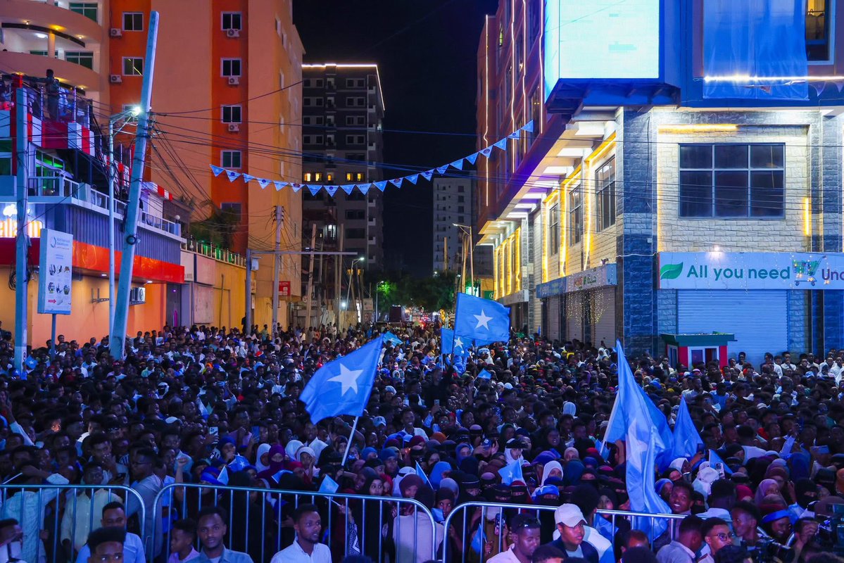 umutcagrisariii's tweet photo. Somali President Hassan Sheikh Mohamud is celebrating Somalia’s Independence Day alongside Somali youth at Taleh Junction in the Hodan District of Mogadishu, the capital of Somalia. Somalia has achieved a new level of security and stability. https://t.co/YnBOI4AzCI