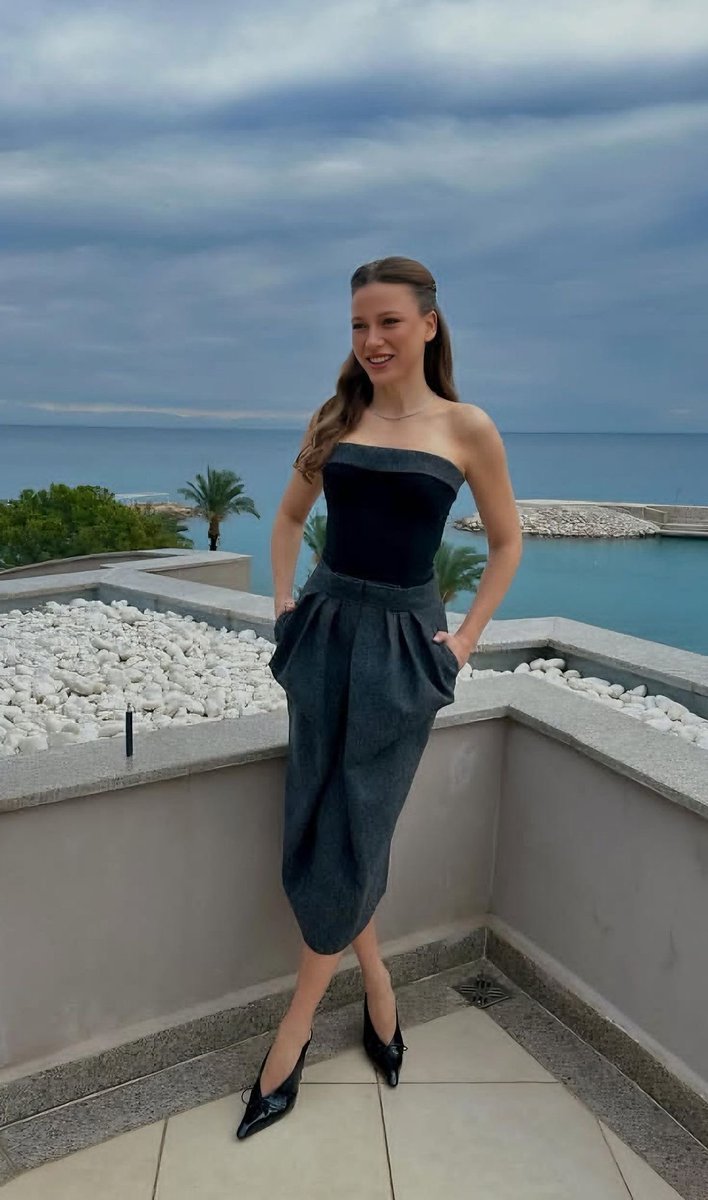 LeylaAvukat's tweet photo. MutluYıllar SerenaySarıkaya https://t.co/5gqrEUWZl9