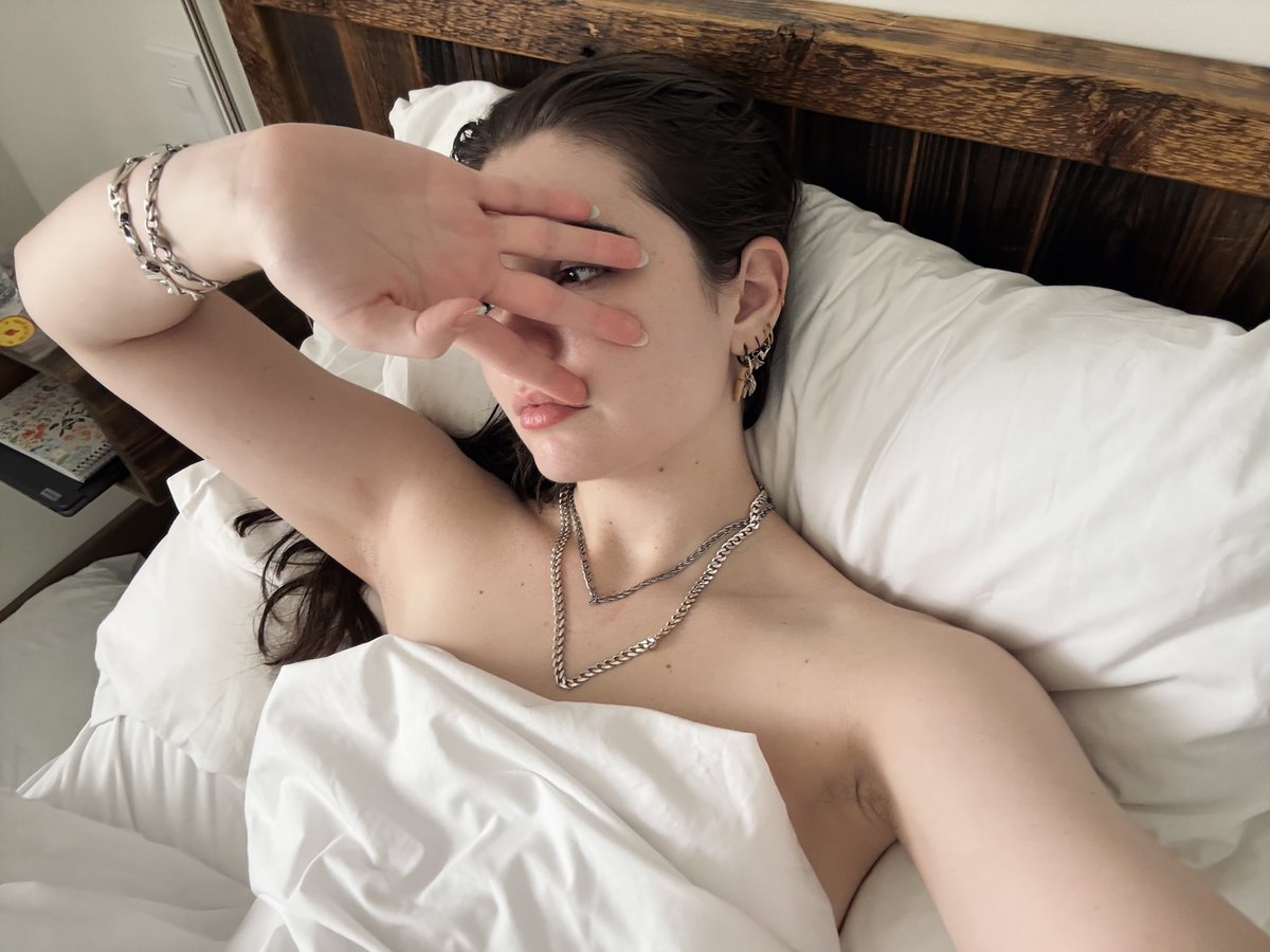 NoireBunn's tweet photo. Hello to my collar bone and armpit freaks https://t.co/sDFn0C1Ejv
