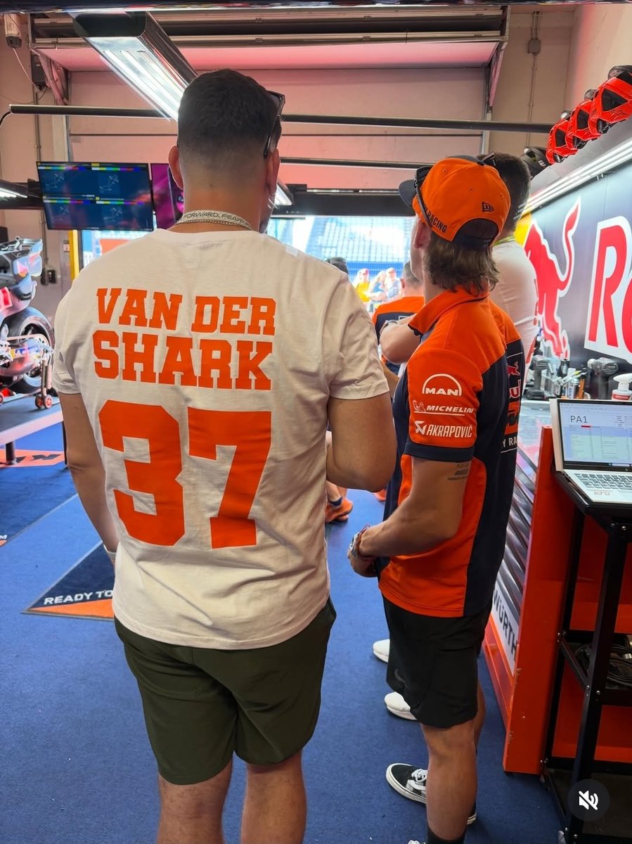 acostanation_'s tweet photo. Pedro in Adri Castilla's Instagram post 🧡 https://t.co/sEZzjVbF19