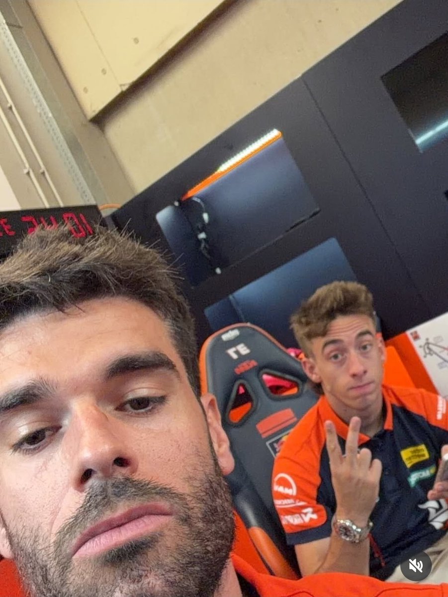 acostanation_'s tweet photo. Pedro in Adri Castilla's Instagram post 🧡 https://t.co/sEZzjVbF19