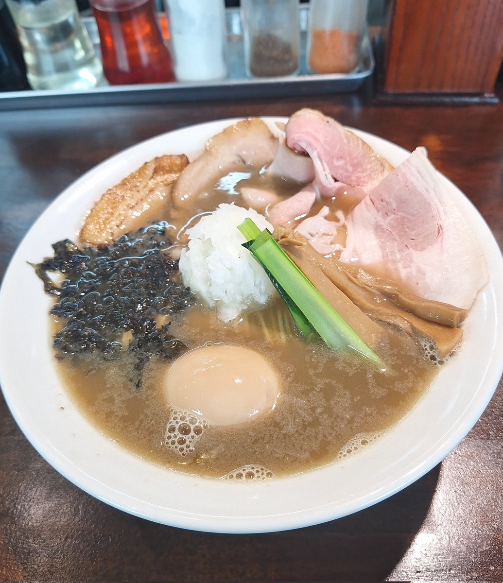 ramen_donburi's tweet photo. 喜元門 平須店@水戸市平須町
[限定]
 濃い煮干しらーめん
ローストポーク塩まぜ

月曜日の限定🍜✨
どちらも美味すぎましたが
濃い煮干し🍜は特に好みの味わいでヤバかった
ご馳走さまでした～♪ https://t.co/xi9yE5aDOw