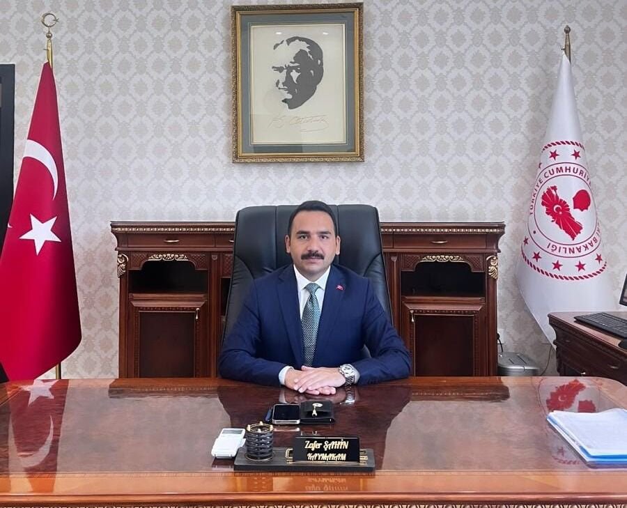 DoanBayk5's tweet photo. Hilvan Kaymakamımız Sayın Zafer Şahin'e yeni görevinde üstün başarılar diliyor; adalet, huzur ve hizmet anlayışıyla ilçemize değer katacağına yürekten inanıyorum. 

Rabbim yolunu ve bahtını açık eylesin, başarıları daim olsun 

@RTErdogan @mustafaciftcitr @miazafersahin https://t.co/4IfDxsyIcK