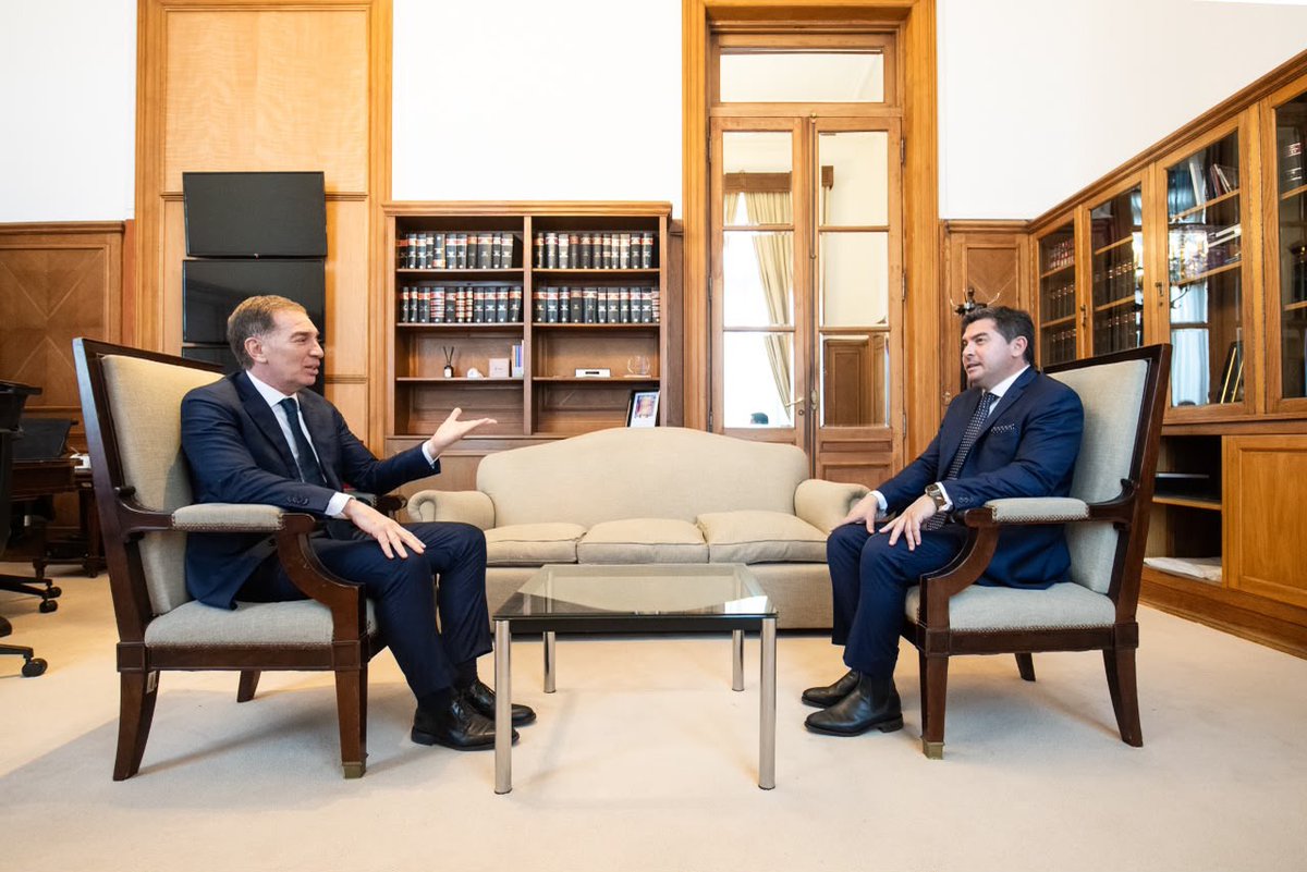 DrMarceloOrrego's tweet photo. En la jura de @diegosantilli como nuevo Jefe de Gabinete de Ministros de la Nación, compartimos un encuentro junto al gobernador de Entre Ríos, @frigeriorogelio.

Creemos en un país que crece cuando la Nación y las provincias trabajan con diálogo, responsabilidad y objetivos compartidos. Ese es el camino para seguir generando más oportunidades para los sanjuaninos y para todos los argentinos.

Felicitaciones, Diego. Te deseo muchos éxitos en este desafío tan importante para la Argentina. 🇦🇷🫱🏻‍🫲🏼