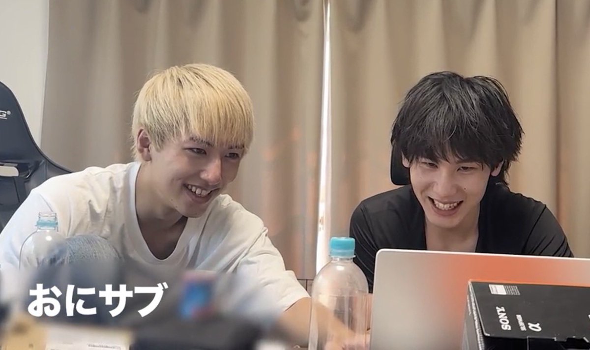 happyfour_leaf's tweet photo. おはようございます

みっちゃん1人で行くのかと思ってたら…
2人で行ったのね！
高身長の2人がしゃがんで3ショット📸
笑顔もグッズも可愛いね🐸
忙しい中でも2人で楽しめる時間があって良かったね✨

今年も半分が終わった…早い…
7月スタート、がんばっていきましょう！
#おにラブ https://t.co/egHzbhEk3b