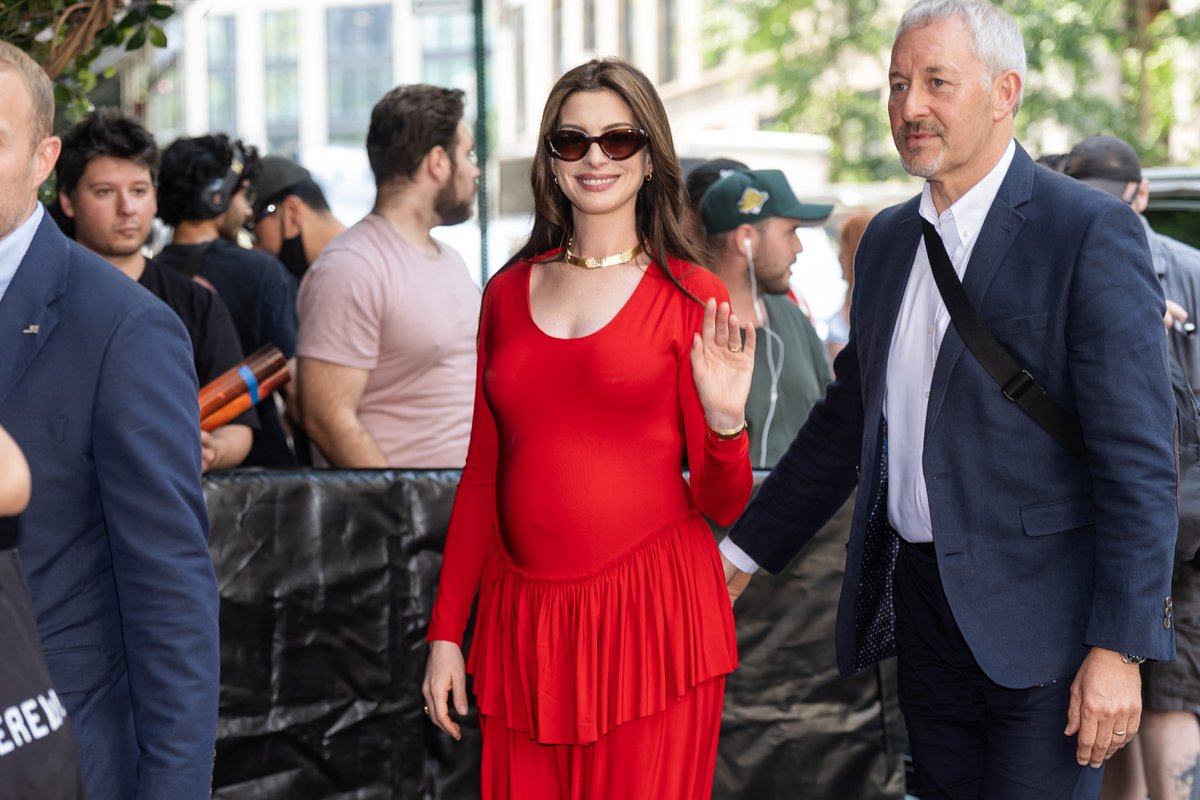 HugoGloss's tweet photo. Uma gravidinha linda passando pela sua TL! 🤰🏻❤️ Anne Hathaway colocou a barriguinha para brilhar em Nova York, nesta terça (30). 

📸: Getty https://t.co/kv1bt9TFHT