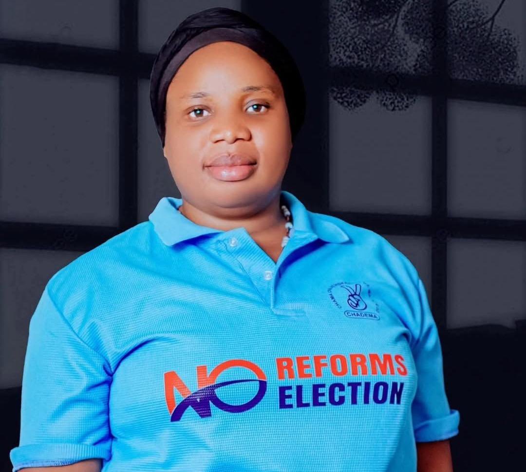 HildaNewton21's tweet photo. ‼️HABARI MBAYA KUTOKA GEITA‼️

Huyu Dada anaitwa Neema Chozaile ni Mwenyekiti wa CHADEMA wa Jimbo la Geita, June 29, 2026 aliaga watoto wake kwamba anaenda Sokoni kununua mahitaji ya nyumbani.

Kwa mujibu wa mashuhuda wanasema Neema akiwa njiani alivamiwa na Mapolisi kutoka Central Mkoa wa Geita walimkamata na kumuingiza kwenye gari yao kisha wakaondoka mpaka muda huu haijulikani wamempeleka wapi. 

#FreeNeemaChozaile