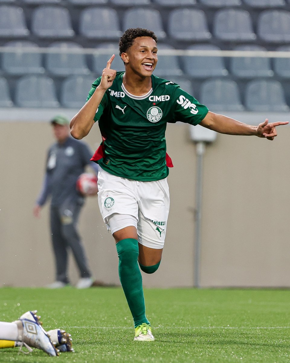 Palmeiras's tweet photo. 100% DE APROVEITAMENTO E LIDERANÇA! 🔝🤩

As #CriasDaAcademia venceram o Athletico e seguem na ponta a tabela do Brasileiro Sub-17! 🔥➤ https://t.co/imQfGQFARd

🏆 Palmeiras 3x1 Athletico-PR
⚽ Thauan, Ruan Yago e Juan Ramos https://t.co/8rMh4rG5ph