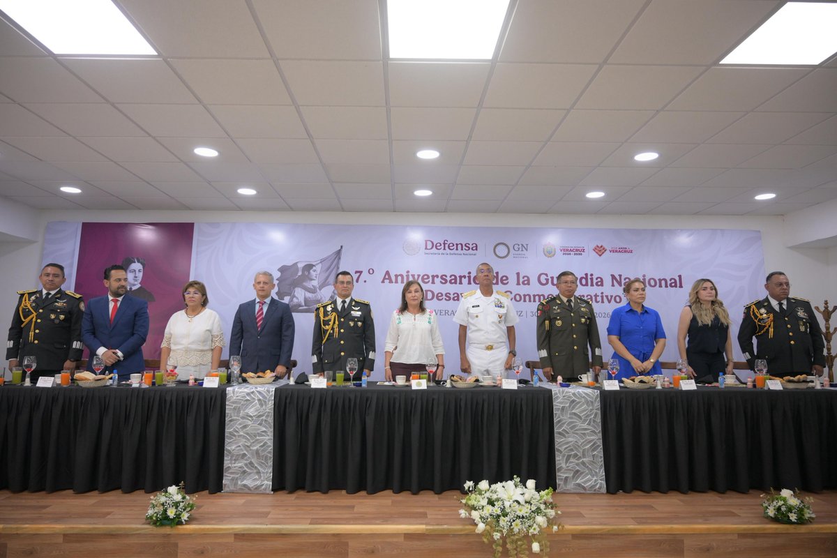 GobiernoVer's tweet photo. Nuestra gobernadora @rocionahle acompañó a las y los integrantes de la @GN_MEXICO_ en la conmemoración de su 7.º Aniversario, reconociendo su compromiso con la paz 🕊️, la seguridad y el bienestar de las familias veracruzanas.

#PorAmorAVeracruz ❤️ https://t.co/kbHHeQnrJz