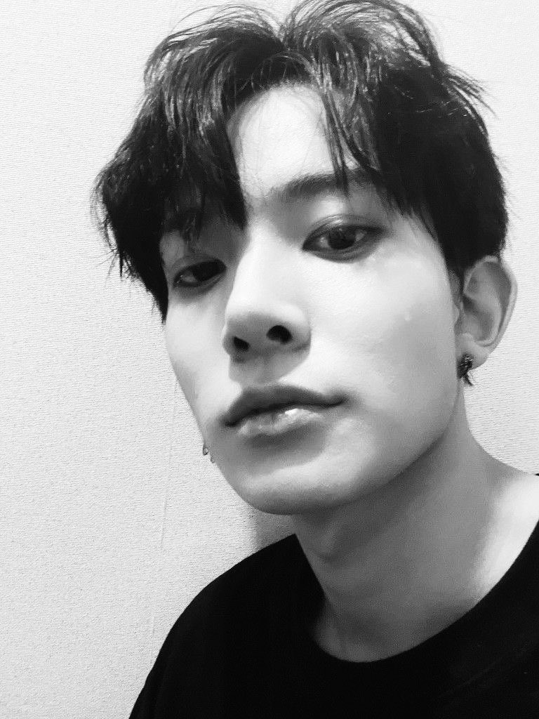 overflowmp3's tweet photo. bye i need black hair evan like rn https://t.co/gdgioQzFlW
