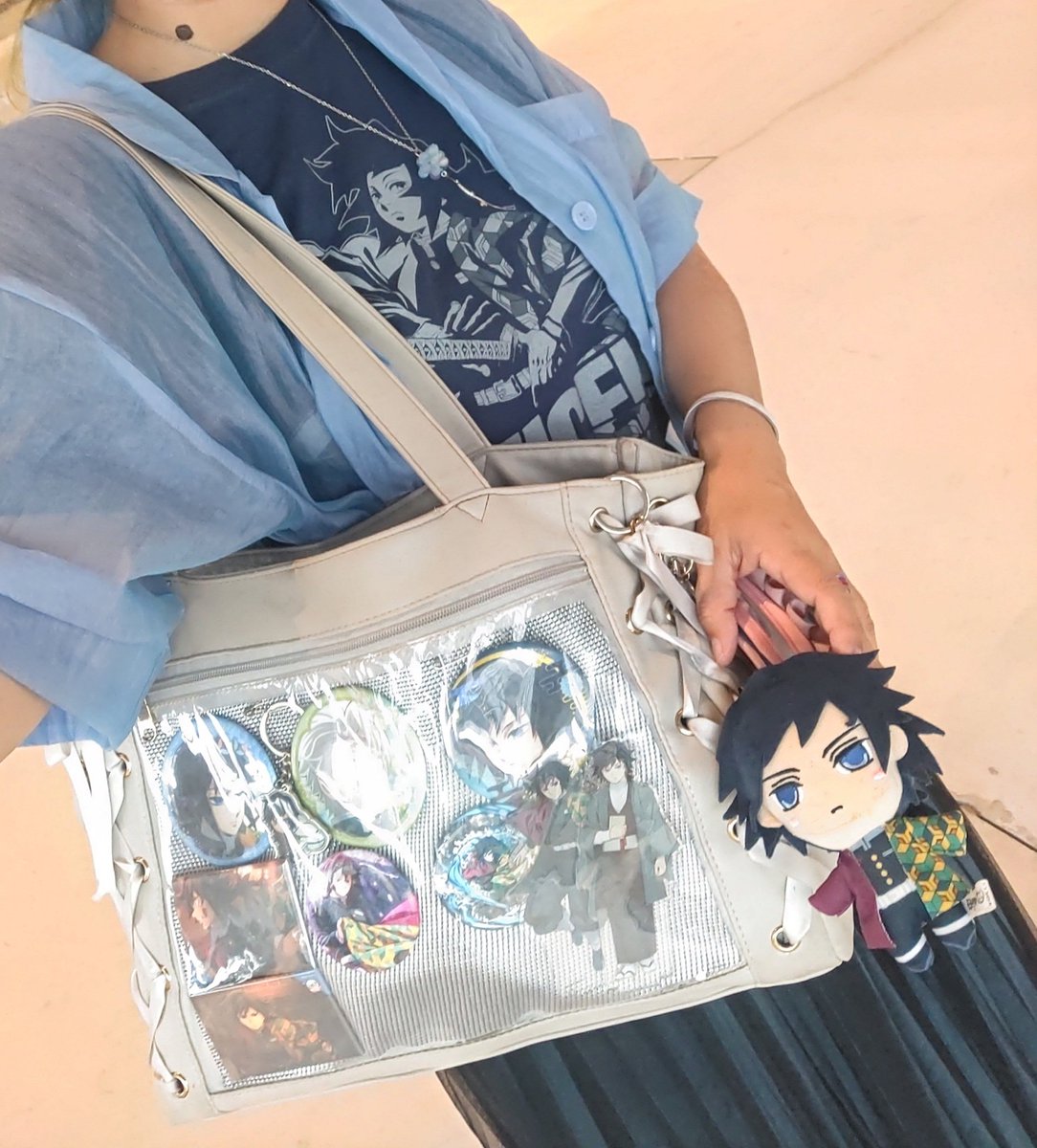 0422Cchi's tweet photo. 【舞台鬼滅の刃・回顧録】
初めて参加できたお見送り回✨
ド緊張の中隣の実弥が怖すぎてビビリ倒してたとこに義勇さんがスーッとこちらを目で追ってきて私なんで？？と大混乱😵‍💫
あとで気づいたんだけど、私義勇さんで身固めてた…
リアル・ザ・ムフフ顔を拝めて最高の瞬間でした💖
#高橋駿一
#冨岡義勇 https://t.co/HbX60AFznW