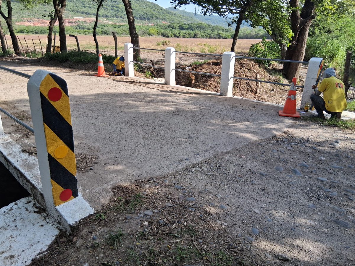 COVIAL_CIV's tweet photo. Seguimos fortaleciendo la infraestructura de la RD-JUT entre Asunción Mita y El Tule km 151.8 #Jutiapa; una cuadrilla trabaja en el mantenimiento del puente de concreto San Francisco, para conservarlo en buen estado y brindar un tránsito más seguro.

#ProtegerTransformarAvanzar https://t.co/EhcbSLl46M