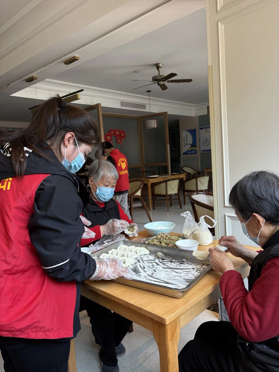 lili_xnn's tweet photo. Just spent an amazing morning helping distribute warm meals to unhoused neighbors in downtown! Small acts of kindness can make such a big difference  #Volunteer #CommunityLove https://t.co/KfWS0z604v