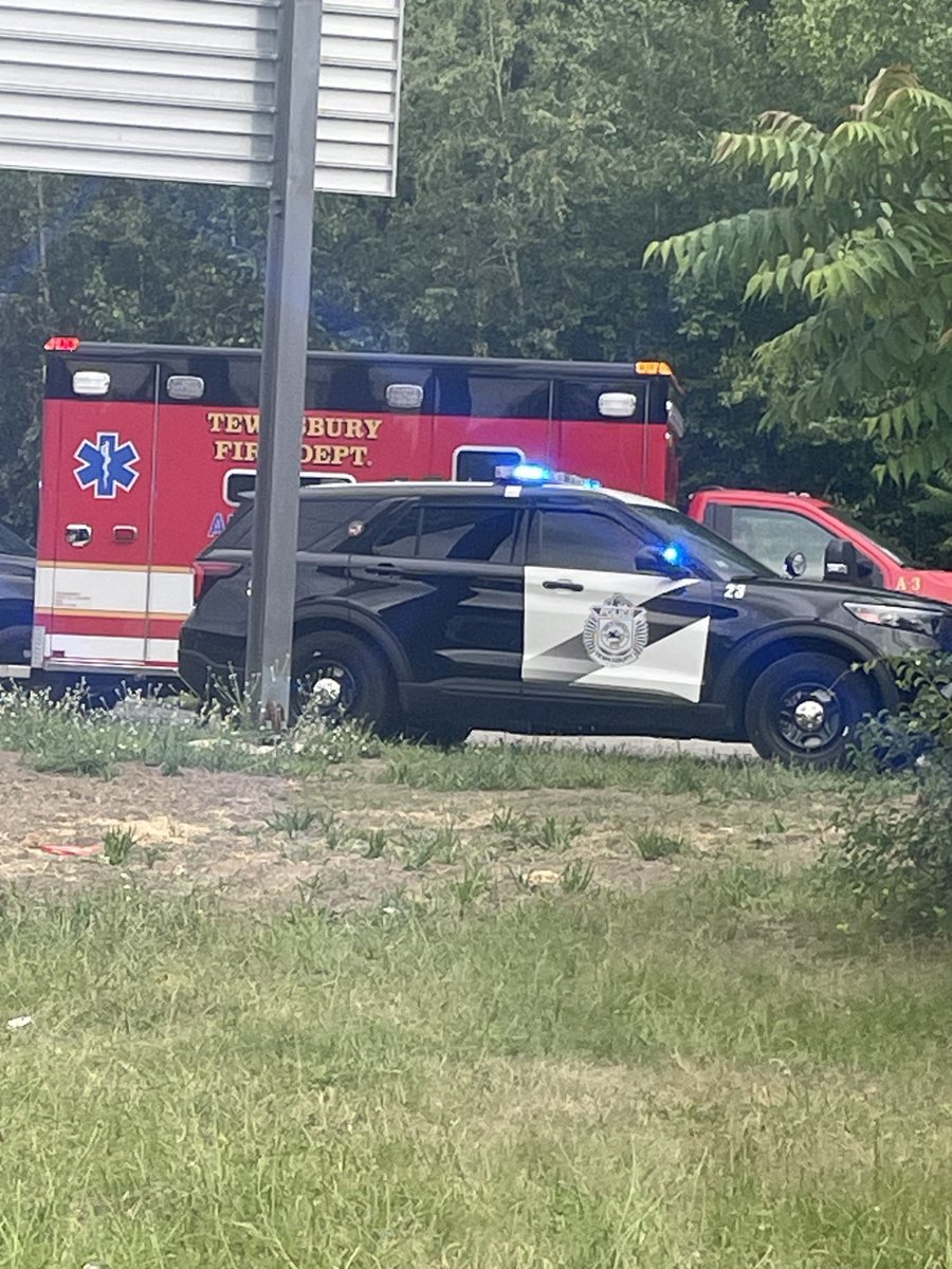 scooperon7's tweet photo. Sources say State Police continue their efforts to peacefully resolve what appears to be a standoff with a suspect who’s possible armed on 495 by the Boylston St overpass in Lowell…motorists urged to avoid the area #7News https://t.co/5wyf2LaG3K
