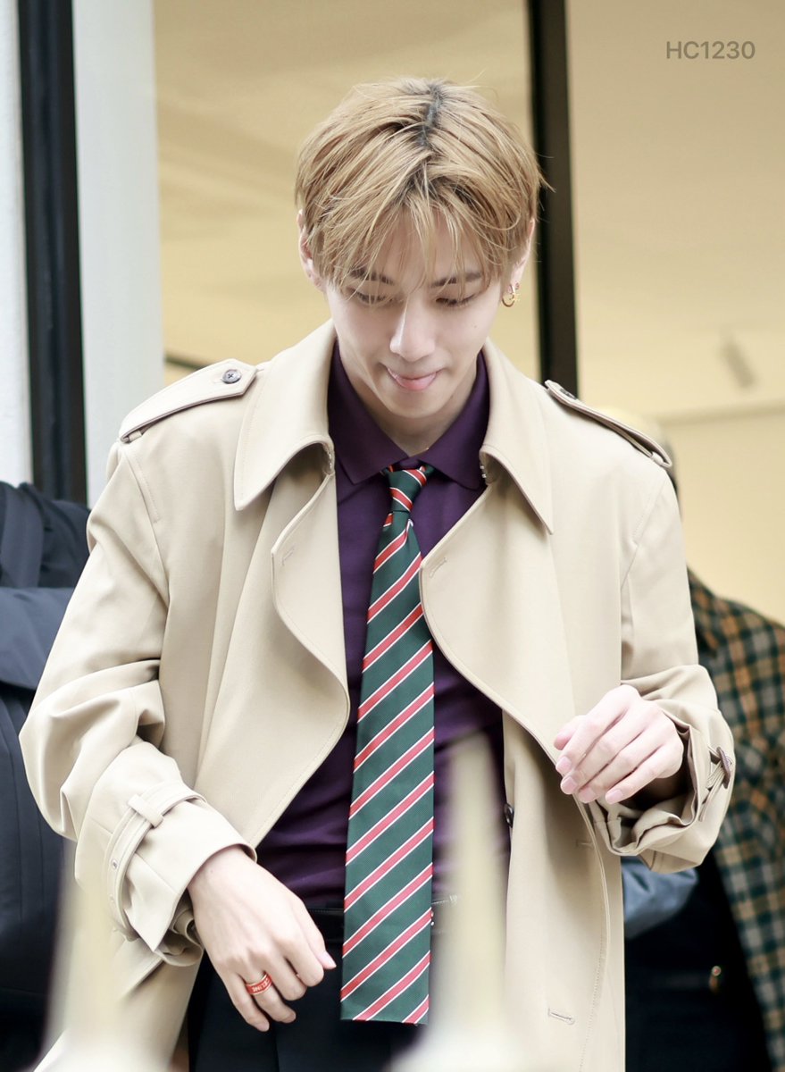 HC1230v's tweet photo. 20260629
V FOR CELINE FASHION SHOW 
TAEHYUNG TAEHYUNG 
#TAEHYUNGxCELINE 
#VxCelineSS27 https://t.co/o7bZR7uhBw