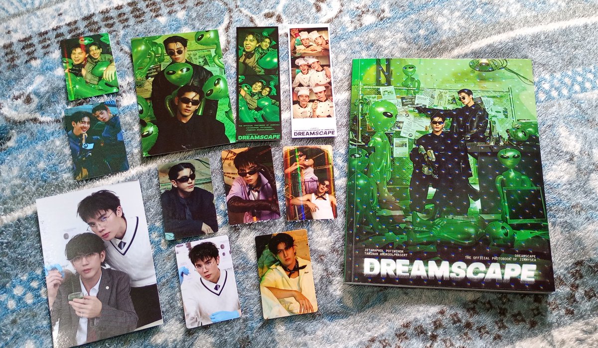 Pathyka_'s tweet photo. ~ Feedback super positivo pra @pam930104, que me vendeu o photobook dos JimmySea. 💜🩵
Chegou lacradinho e muito bem protegido! Ela também me vendeu o photocard do LOL! 
É tudo mt lindo! 😍
E obrigada pelos mimos! Amei ❣ 🙂 https://t.co/5GjdPImFdF