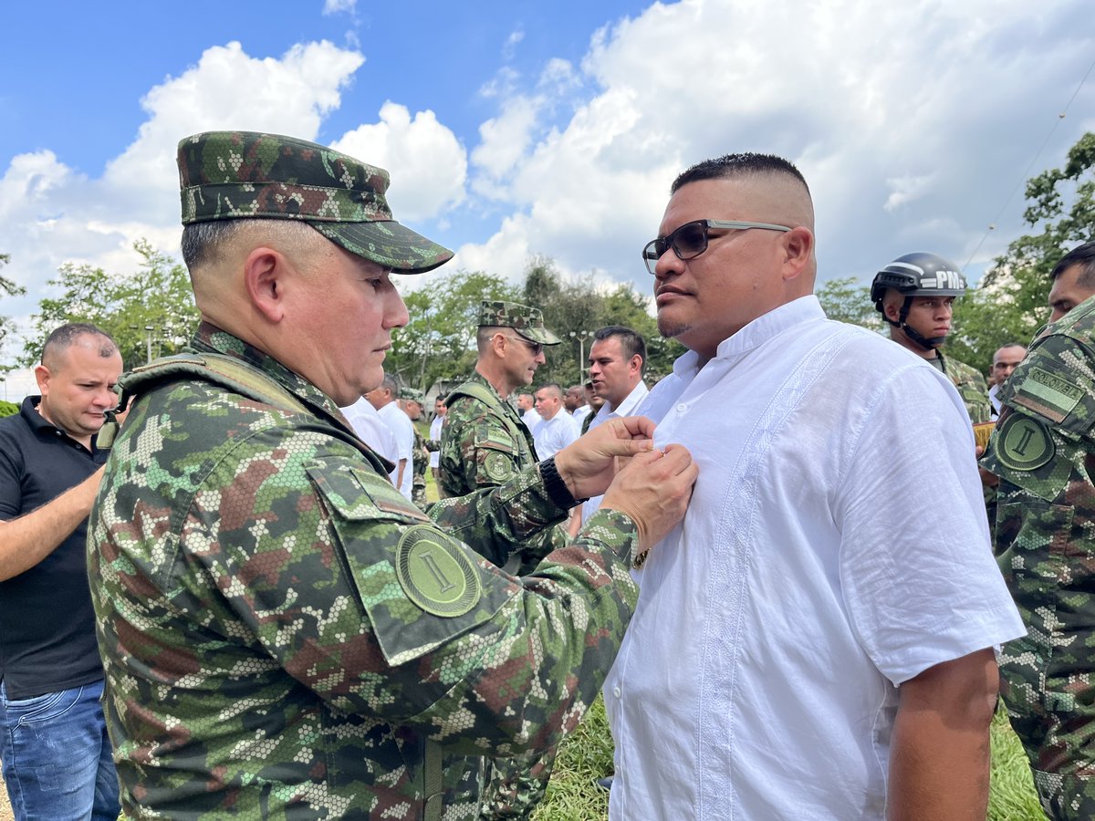Ejercito_Div2's tweet photo. #SoldadoPorSiempre || En una ceremonia militar despedimos, con todos los honores, a 128 soldados profesionales de las diferentes unidades de la #QuintaBrigada, quienes, tras dos décadas de servicio a la Nación y culminar el Programa de Preparación para el Retiro Asistido, regresan a sus hogares con la satisfacción del deber cumplido.

Nuestra gratitud y reconocimiento a su entrega, sacrificio y compromiso. Durante 20 años sirvieron con honor, lealtad y dedicación, contribuyendo a la seguridad, la tranquilidad y el bienestar de los colombianos. 
Hoy dejan el uniforme, pero llevarán por siempre el orgullo de haber servido a la patria.
#PatriaHonorLealtad
#QuintaBrigada

@COL_EJERCITO 
@mindefensa 
@FuerzasMilCol 
@ejercito_COPER
