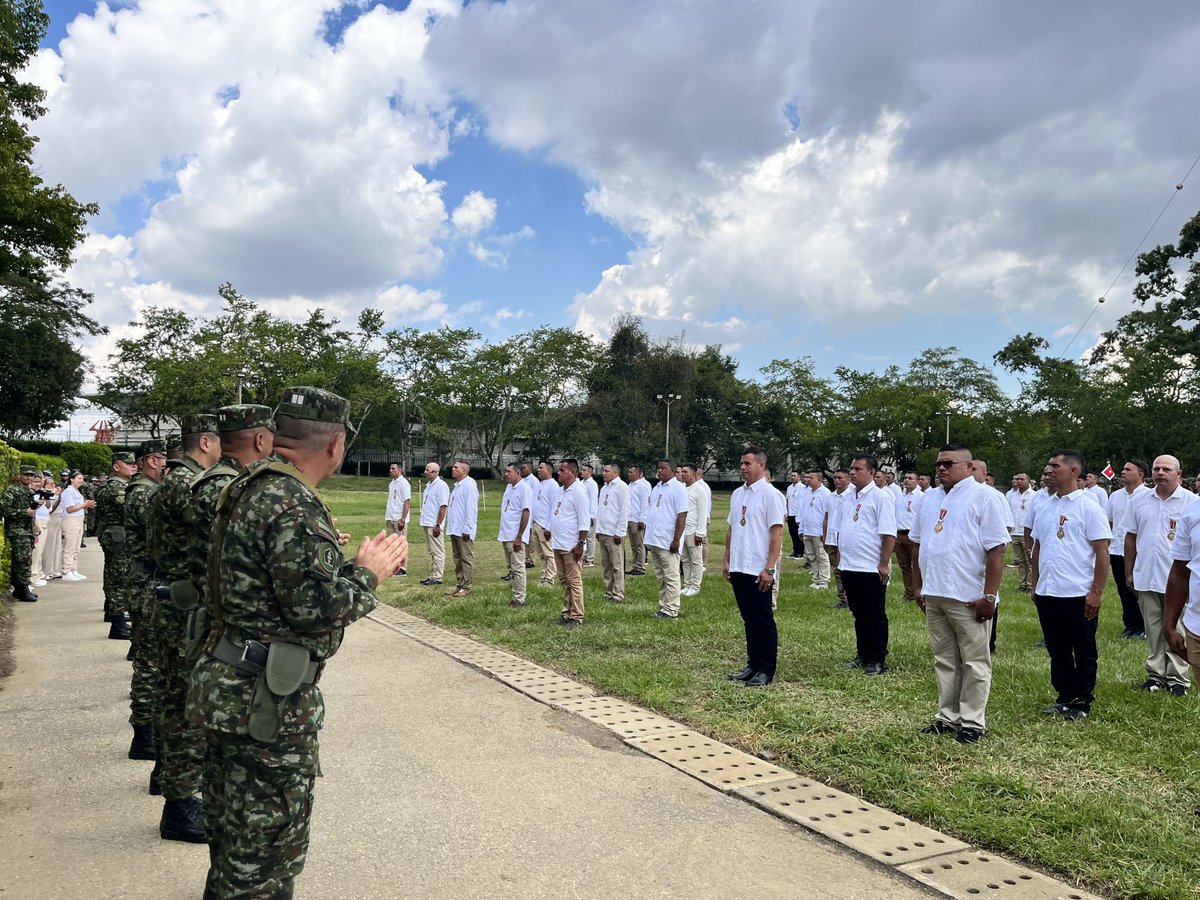 Ejercito_Div2's tweet photo. #SoldadoPorSiempre || En una ceremonia militar despedimos, con todos los honores, a 128 soldados profesionales de las diferentes unidades de la #QuintaBrigada, quienes, tras dos décadas de servicio a la Nación y culminar el Programa de Preparación para el Retiro Asistido, regresan a sus hogares con la satisfacción del deber cumplido.

Nuestra gratitud y reconocimiento a su entrega, sacrificio y compromiso. Durante 20 años sirvieron con honor, lealtad y dedicación, contribuyendo a la seguridad, la tranquilidad y el bienestar de los colombianos. 
Hoy dejan el uniforme, pero llevarán por siempre el orgullo de haber servido a la patria.
#PatriaHonorLealtad
#QuintaBrigada

@COL_EJERCITO 
@mindefensa 
@FuerzasMilCol 
@ejercito_COPER