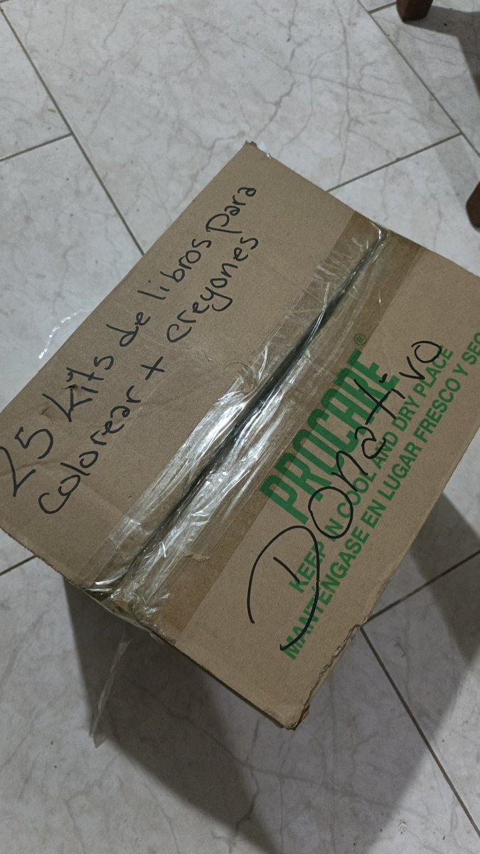 kalliope_d's tweet photo. Este se va para Catia junto a unas plastilinas y tizas que me trajeron hoy 🙏🏼. Las chicas que lo reciben también están armando kits de higiene, si quieren colaborar con ellas acá está todo. https://t.co/vHbxkah7f0