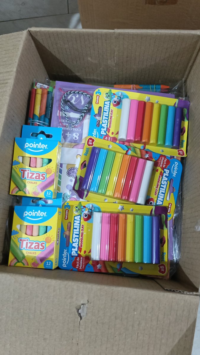 kalliope_d's tweet photo. Este se va para Catia junto a unas plastilinas y tizas que me trajeron hoy 🙏🏼. Las chicas que lo reciben también están armando kits de higiene, si quieren colaborar con ellas acá está todo. https://t.co/vHbxkah7f0