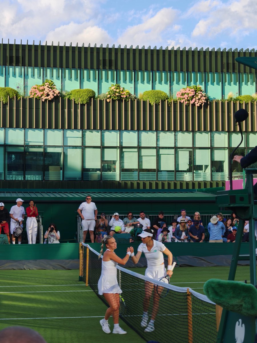 Daria378z's tweet photo. Watching Wimbledon for the first time🎾 https://t.co/1HPZLfY11j