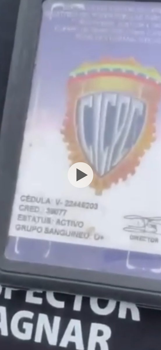 Vzlacora's tweet photo. 🚨X haz tú magia y danos el nombre de este HDP🚨

#30JUN, en horas de la tarde, vecinos de las Residencias Vallarta, en Playa Grande, Edo. La Guaira, denunciaron que funcionarios policiales estarían robando las pertenencias de los apartamentos que colapsaron tras el terremoto. https://t.co/oOvKTCvogk