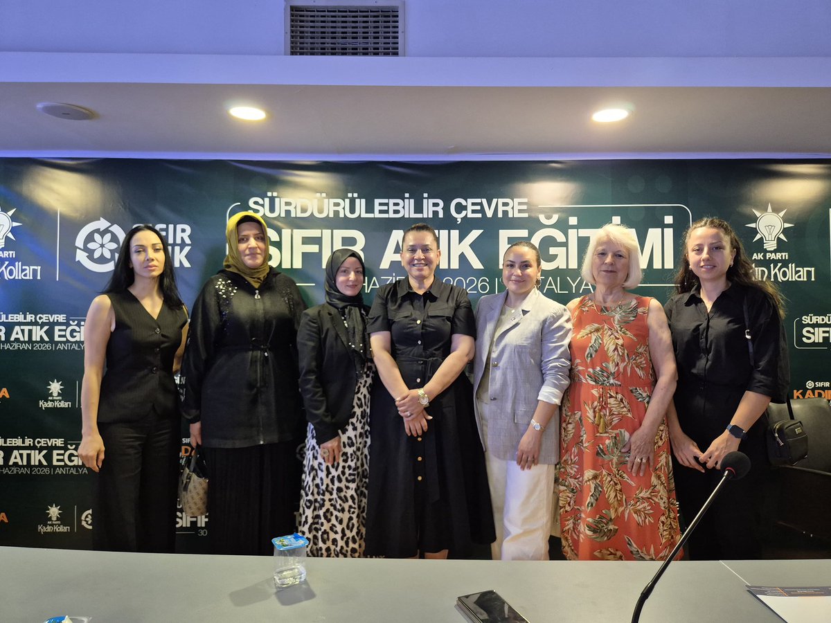 Pnar1018122's tweet photo. Ak Parti Antalya İlçe Kadın Kolları Çevre Şehircilik Birimi tarafından düzenlenen Sürdürülebilir Çevre Sıfır Atık Eğitimini tamamladık.@alicetin_07 @GlinZboz @avyunusgunal https://t.co/bpNrDtyJHe