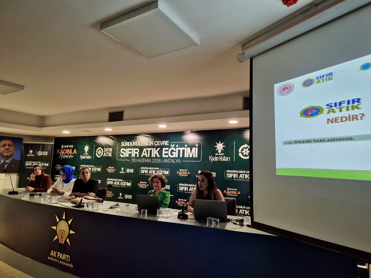 Pnar1018122's tweet photo. Ak Parti Antalya İlçe Kadın Kolları Çevre Şehircilik Birimi tarafından düzenlenen Sürdürülebilir Çevre Sıfır Atık Eğitimini tamamladık.@alicetin_07 @GlinZboz @avyunusgunal https://t.co/bpNrDtyJHe