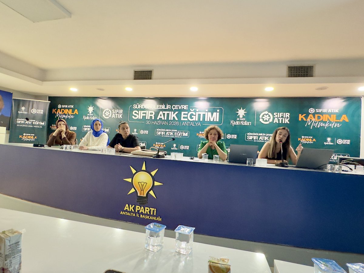 Pnar1018122's tweet photo. Ak Parti Antalya İlçe Kadın Kolları Çevre Şehircilik Birimi tarafından düzenlenen Sürdürülebilir Çevre Sıfır Atık Eğitimini tamamladık.@alicetin_07 @GlinZboz @avyunusgunal https://t.co/bpNrDtyJHe