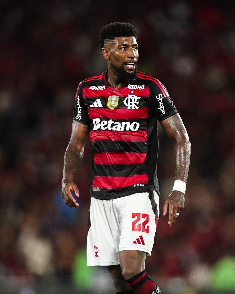 futebol_info's tweet photo. 🚨 Agora! Flamengo decidiu não vender Emerson Royal ao Aston Villa neste momento.

A diretoria rubro-negra entende que, se vendesse o jogador, ficaria sem um substituto imediato para Varela.

O Fla tem problemas na lateral esquerda e não quer ter na direita, principalmente porque Varela não consegue disputar muitos jogos em sequência.

A proposta do clube inglês pelo lateral de 27 anos era de 10 milhões de euros (R$ 60 milhões).

🗞️ Canal @venecasagrande 
📸 Gilvan de Souza/CRF