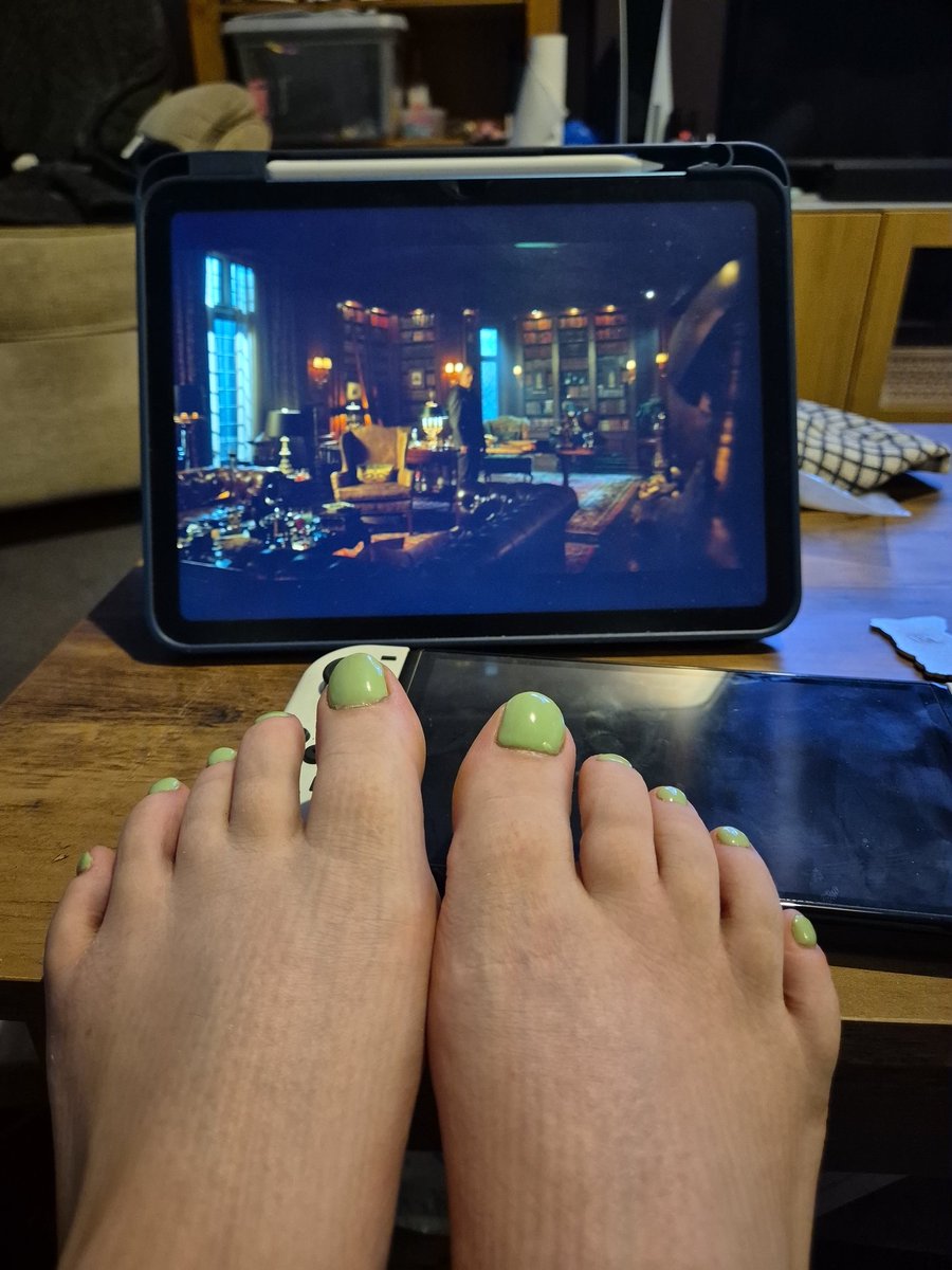 PrettyToesPriv's tweet photo. Obsessed with this colour for summer. Aren't my toes pretty
#toepolish #polishedtoes #feet #footfetısh #socks #selling https://t.co/EoNM7dtF3R