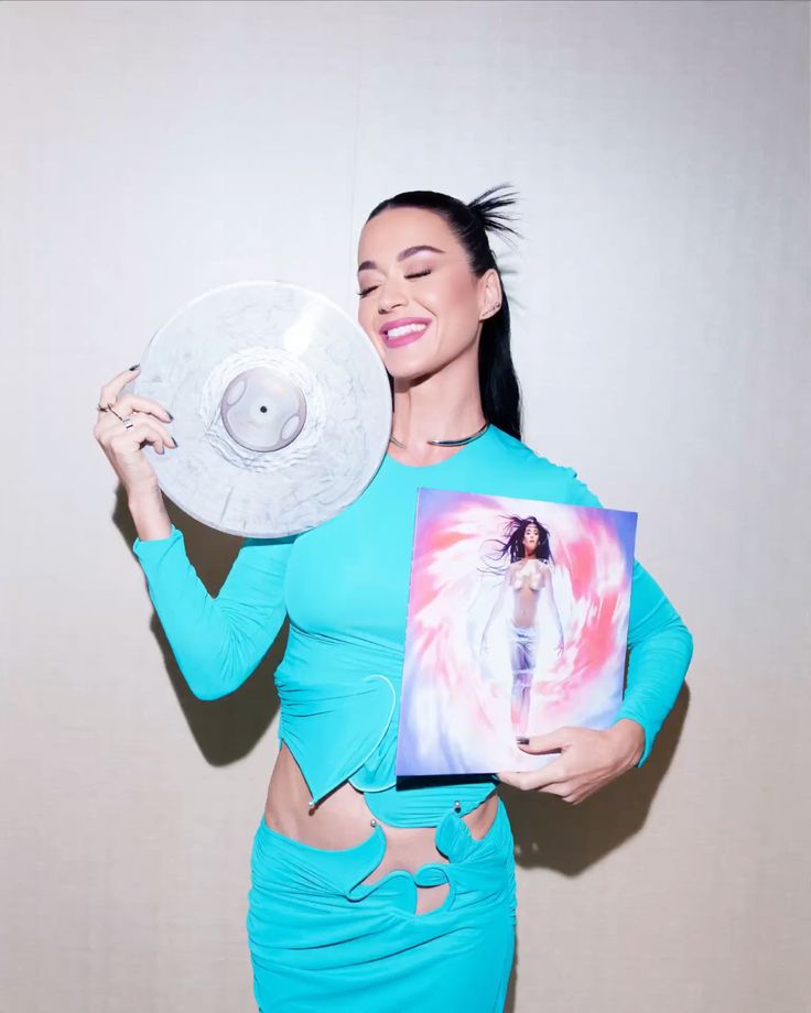 katycatsgang's tweet photo. Billboard bota as cartas na mesa e elogia diversas músicas do "143":

"Imagine um passeio de carro em um dia ensolarado na Califórnia, enquanto a batida do arrebatador segundo single, "Lifetimes", explode ao som, com o teto solar aberto e as janelas abaixadas. A vibe soul house de "Lifetimes" dá lugar a " I'm His, He's Mine ", com sample de Crystal Waters (e participação de Doechii), que não chegou à Billboard Hot 100 , mas é garantia de sucesso em bailes e festas de rua. O apelo eurodance de "Crush" faria sucesso em qualquer praia, e é impossível não se mexer ao ritmo pulsante e sensual de "Truth"."