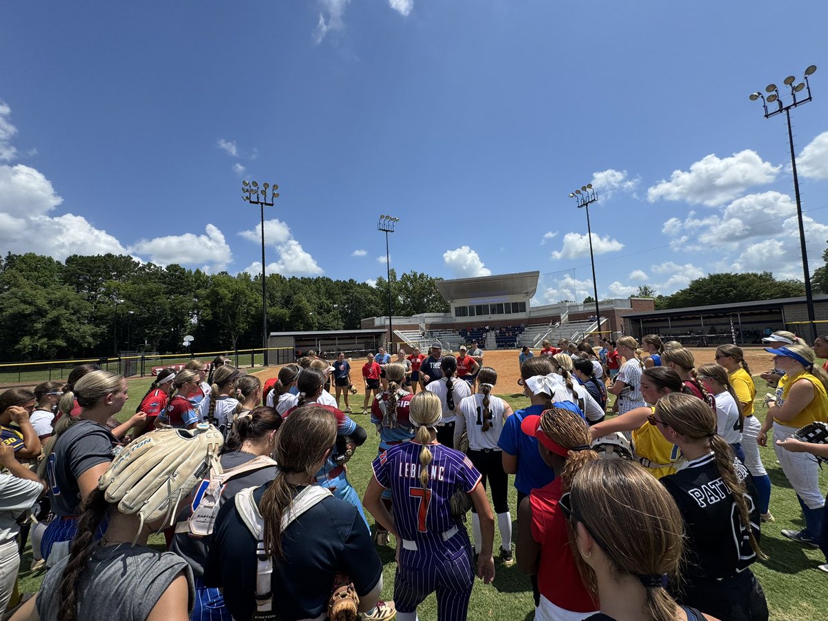 KyleParmley's tweet photo. Always such a great time hanging out with @LetsGoICC_SB. The 2027 team welcomed in a host of campers today for a day of learning and reps. Blessed to know these people! https://t.co/tuUq45DHig