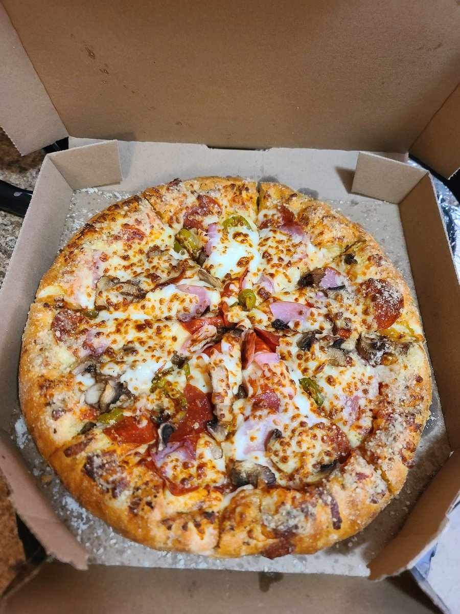 AlbertoO__O's tweet photo. Whats the point of being able to get up to 7 toppings if they aren't going to put all of them on the pizza. I didn't even get the buffalo sauce on mine!!

@dominos https://t.co/lJdNLNAOX2