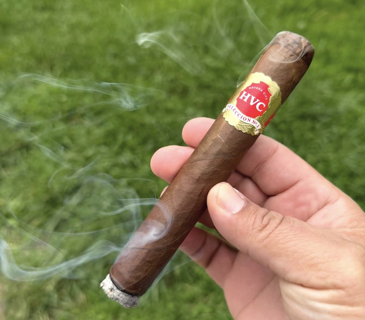 HVCCigars's tweet photo. “The most wasted of all days is the one without laughter “ 🙌❤️🔥HVC Selección No.1 Habano always fantastic 👌👌👌
Photo credit: @tnt112 https://t.co/8PCyUb2t3u