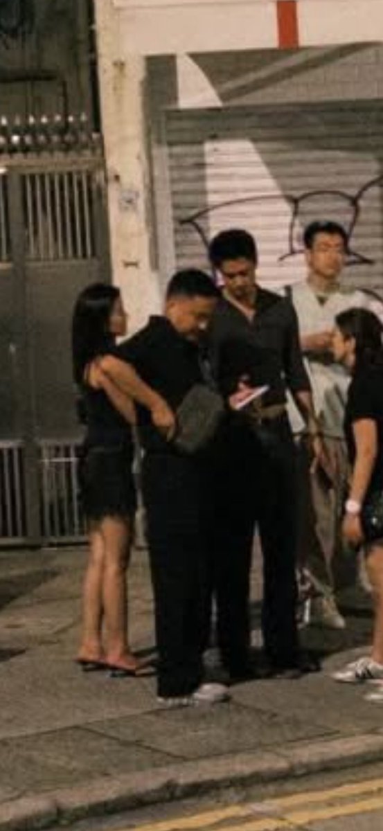 ellehcar_O2's tweet photo. May gusto akong makita sa likod ni Sir Mico. Hahahahaha https://t.co/IWHaaPFr7n