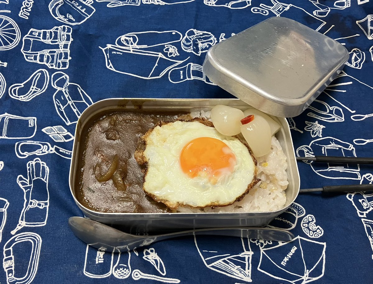 SRforTD's tweet photo. 本日の弁当🍱です😊

①目玉焼き🍳
②肉🥩
③ネギ玉🧅
④ニンジン🥕
⑤ピーマン🫑
⑥パプリカ🔴
⑦S&amp;B赤缶🍛
⑧らっきょう
⑨めし🍚
⑩カレールー(冷蔵庫より救出🚨)

いただきます🥄❤️

#弁当記録📖
#在庫整理カレー🍛🧹
#赤缶は地球を救う🌏⁉️
#水曜日もカレーだ🍛⚓️🇯🇵

# https://t.co/TO3h25d9UL