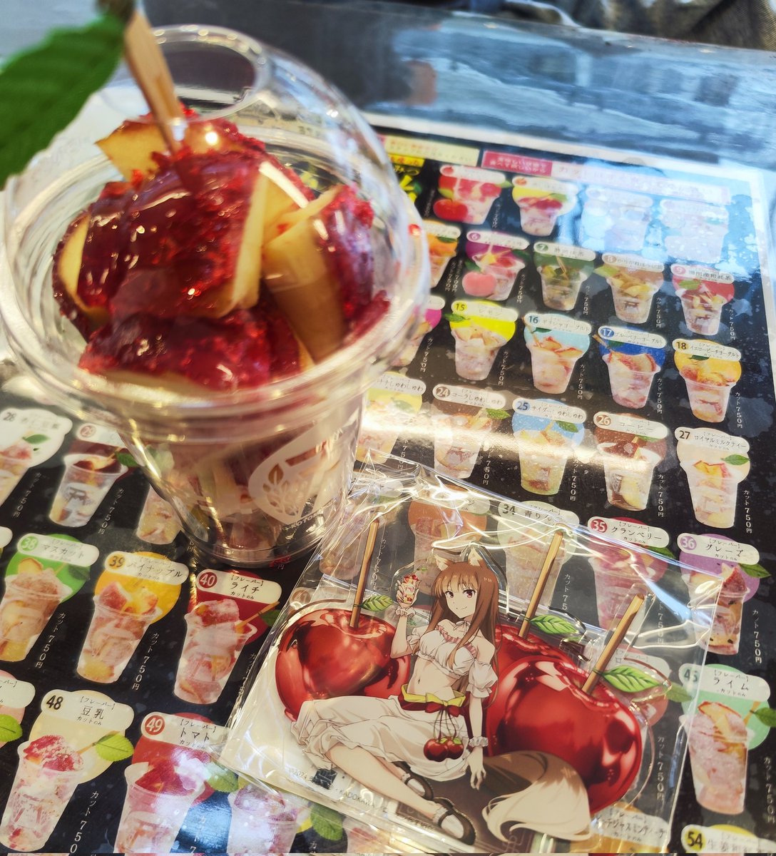 macneilst6's tweet photo. カットされてるりんご飴食べやすいし美味しくていいですよね
だいぶ前に秘境みたいな場所に友達とアニメのコラボイベントで行ったのを思い出しました！
#白雪みしろ https://t.co/RPUfx1onAf