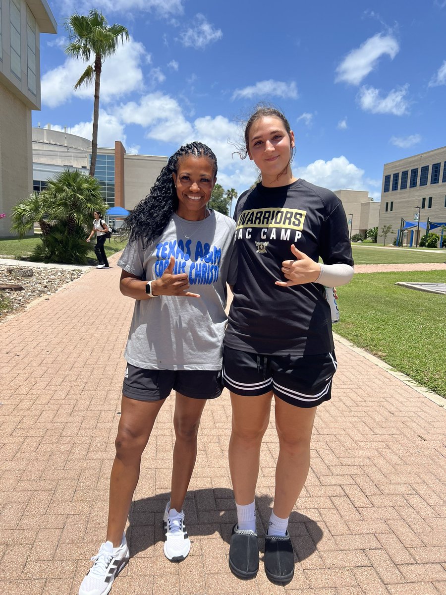 EpNatalie23's tweet photo. Blown away by this program. The coaches, the players, the facilities - there’s something special on this Island. Thanks so much for the visit @Islanders_WBB I can’t wait to come back. https://t.co/TXRiv3Bumf