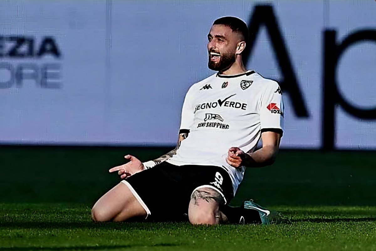 Lazio_Land's tweet photo. The current list of suitors for Gabriele #Artistico:
Padova, Verona, Sampdoria, Modena, Benevento & Avellino.
Alfredo Pedulla suggests the Italian striker is holding off a decision hoping for a possible Serie A opportunity. However not with #Lazio who want to sell. https://t.co/n5PIhoIBbp