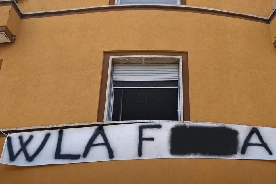 BMitraglia's tweet photo. NON TUTTI GLI EROI INDOSSANO UNA MASCHERA! di Gabbo Fiorentino

Questa è la storia di un impavido uomo che ha appeso un lenzuolo con scritto “Viva la f***” dal balcone durante il pride" e gli hanno mandato i carabinieri a casa. 

Siamo a Latina, 24 giugno 2017 durante la seconda edizione del Lazio Pride. 3000 persone in corteo, video messaggio di Tiziano Ferro, bandiere arcobaleno ovunque. Il corteo passa sotto via Silvio Pellico e dal balcone di un certo Alessandro De Simoni, un imprenditore rivenditore di auto, appare un lenzuolo bianco con una scritta a pennarello: "Viva la f***". 

20 minuti dopo i carabinieri sono a casa sua, gli chiedono di toglierlo: il motivo ufficiale, questione di decoro e ordine pubblico. Lui discute, poi dà le forbici agli agenti e loro lo tagliano giù. Lo identificano. Fine. Nessuna denuncia, nessun reato.

Ma la Senatrice Monica Cirinnà, quella delle unioni civili, chiede pubblicamente che quest'uomo venga mandato in un corso di rieducazione in un centro antiviolenza per donne. Parliamo di rieducazione per un lenzuolo con scritto "Viva la f***". Simone risponde: "Sei come Pol Pot coi campi di rieducazione. Cruciani lo difende alla zanzara e il caso esplode su tutti i giornali. 

Ora, al di là della goliardata - perché è una goliardata, è ovvio - questo episodio ti mostra un meccanismo psicologico preciso: si chiama TOLLERANZA ASIMMETRICA. Funziona così. In ogni società esiste un gruppo che si autodefinisce tollerante, che stabilisce le regole di cosa si può dire e cosa non si può dire. La tolleranza non è mai simmetrica, è sempre a senso unico. Tu devi tollerare me, ma io non sono obbligato a tollerare te. Io posso esprimere la mia identità in piazza con carri, musica, slogan stracolmi di parolacce. Ma tu non puoi esprimere la tua dal balcone di casa tua con un lenzuolo. 

E il punto non è se sei d'accordo col pride o meno. Il punto è che nel momento in cui richiedi la rieducazione di qualcuno per un'opinione, qualunque opinione, hai smesso di essere tollerante e diventi esattamente quello che dici di combattere. 

Herbert Marcuse lo aveva teorizzato nel 1965, lo chiamava tolleranza repressiva. L'idea è che per proteggere la libertà bisogna reprimere chi la pensa diversamente, che suona benissimo finché non sei tu quello che viene represso. Nella vita funziona uguale. Nelle relazioni, nel lavoro, nei gruppi social: chi controlla la definizione di rispetto controlla chi ha il diritto di parlare. E chi ha il diritto di parlare controlla la realtà. 

La tolleranza vera non ha bisogno di carabinieri per difendersi da un lenzuolo, perché se un uomo con un pennarello e una federa ti mette in crisi, il fragile non è lui, sei tu.