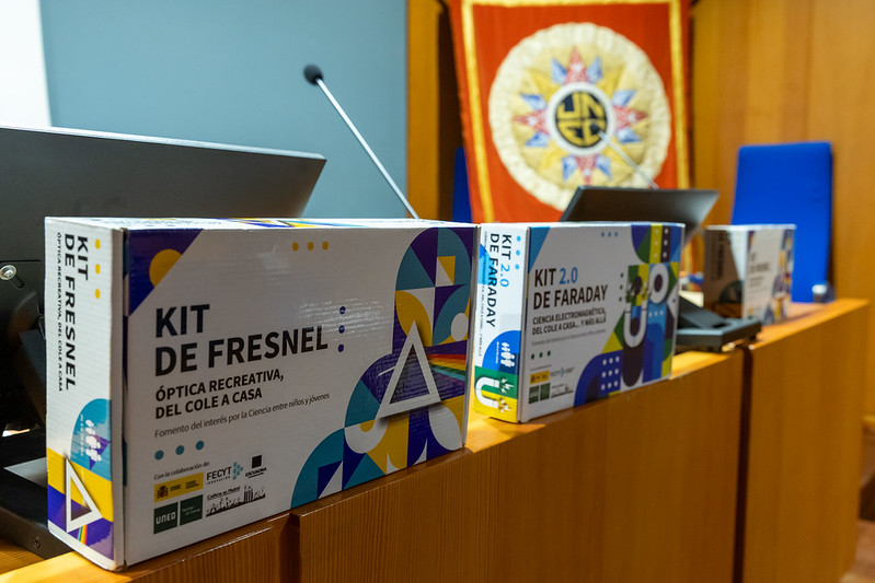 KitdeFresnel's tweet photo. Podéis ver la noticia sobre la entrega de los premios del concurso del #KitdeFresnel y  #KitdeFaraday en el enlace https://t.co/eeXKfsUVb5
¡Enhorabuena a los premiados!  

Gracias a @UNED, @FECYT_Ciencia, @CienciaGob, 
@UNEDFacCiencias, @colartenmadrid, @escuadra_com
y @3_helium. https://t.co/EAsx9RkZaU