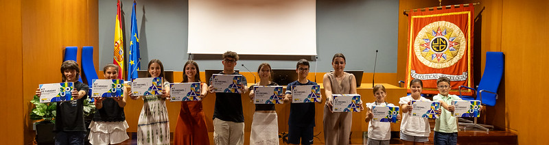 KitdeFresnel's tweet photo. Podéis ver la noticia sobre la entrega de los premios del concurso del #KitdeFresnel y  #KitdeFaraday en el enlace https://t.co/eeXKfsUVb5
¡Enhorabuena a los premiados!  

Gracias a @UNED, @FECYT_Ciencia, @CienciaGob, 
@UNEDFacCiencias, @colartenmadrid, @escuadra_com
y @3_helium. https://t.co/EAsx9RkZaU