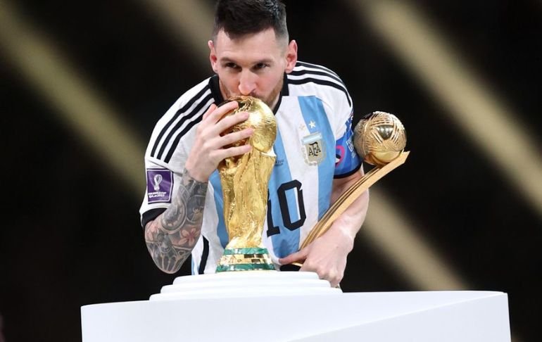 FerBurruso's tweet photo. La discusión de si son mejores los europeos o los sudamericanos se termina fácil: Maradona, Messi y Pelé. Los 3 mejores de la historia del deporte nacieron en Sudámerica. El resto no compite. https://t.co/Xh0j2vQKxF
